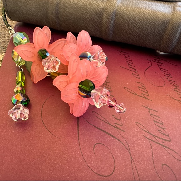 Hand Crafted - Acrylic and Glass Beaded Floral Bookmark - NEW - Picture 7 of 8